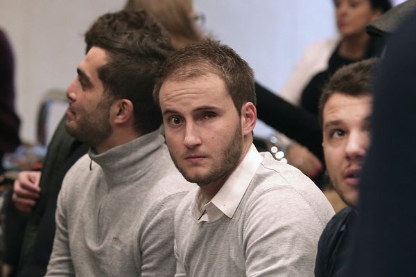 Maxime Beux et ses amis supporters, à la cour d'appel de Reims le 6 décembre 2016.