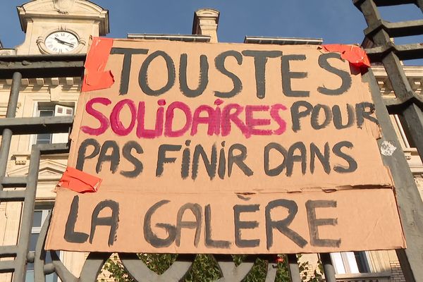 Un panneau brandit par un manifestant ce 18 octobre.