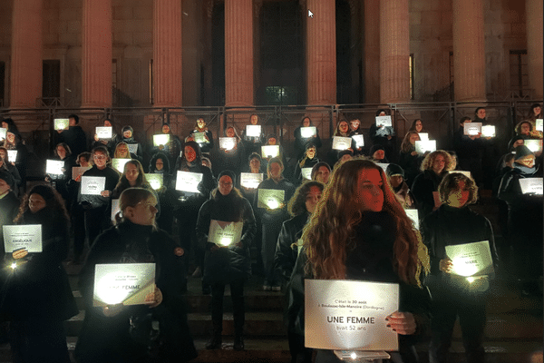 Die-in organisé sur les marches du palais de justice ce vendredi 25 novembre.