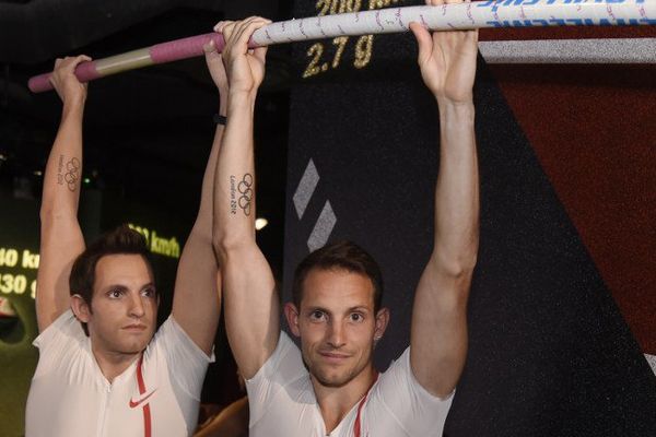 Renaud Lavillenie pose aux côtés de sa statue du Musée Grévin.