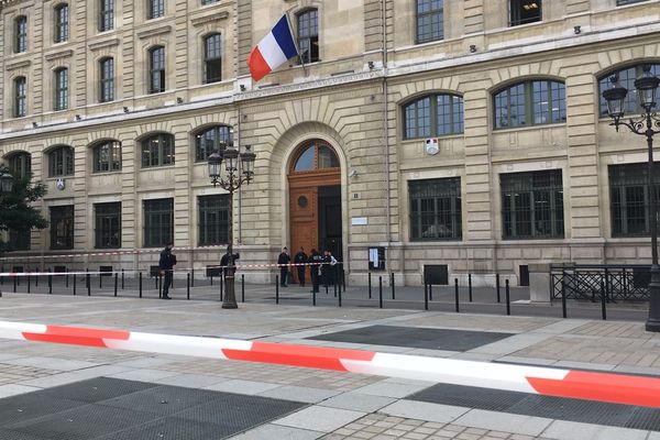 La piste de la radicalisation est désormais privilégiée dans l'enquête sur la tuerie à la préfecture de police de Paris.