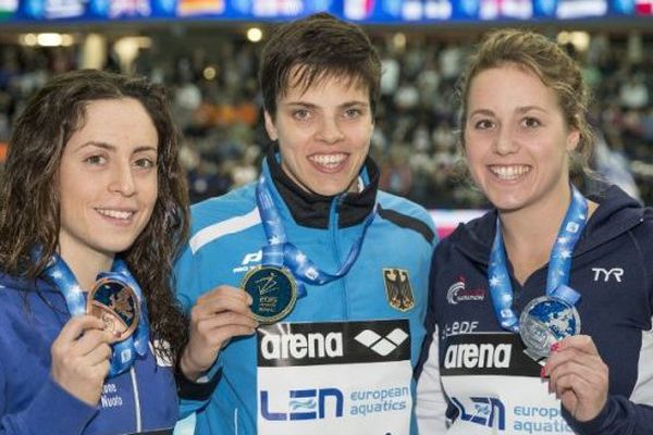 Lara Grangeon (à droite) avec sa médaille d'argent conquise en 200m papillon. Elle a battu l'Italienne Alessia Polieri (à gauche) au 18ème Euro de natation en petit bassin en Israel. L'or est revenu à l'Allemande Franziska Hentke  (au centre)