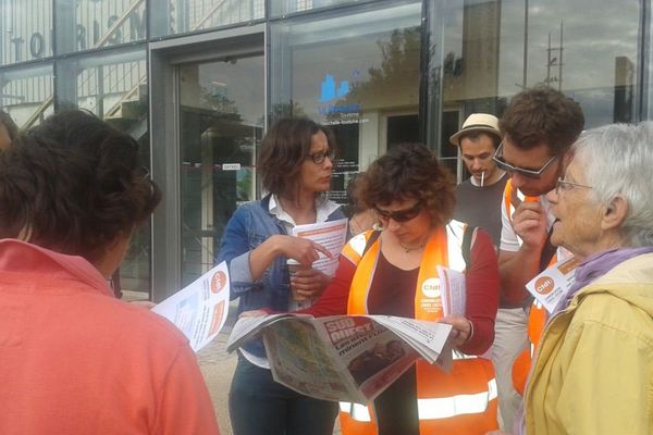 Les salariés en grève devant l'office de tourisme de La Rochelle