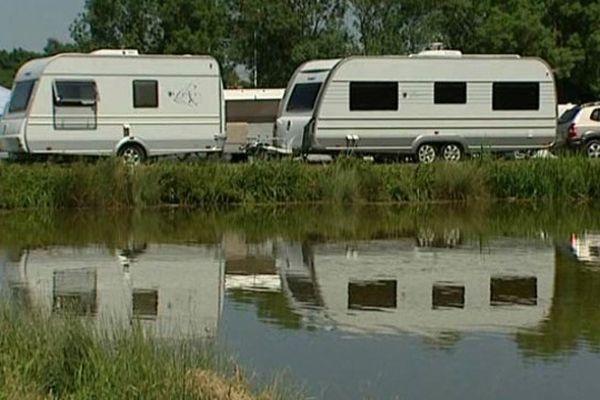 Les caravanes se sont installées près du lac de pêche de Tournefeuille, avec l'accord de la mairie. 