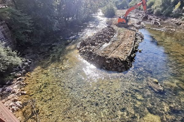 Les travaux d'effacement du barrage à Baume-les-Dames