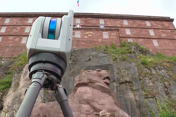 Les géomètres prennent la mesure de la plus grande statue en pierre de France.