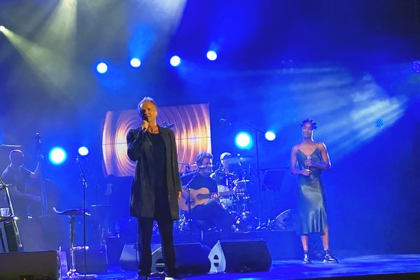 Le chanteur anglais Sting sur la scène de Jazz à Vienne 2021.