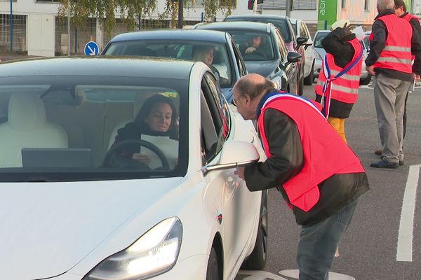 Une cinquantaine de manifestants a distribué des tracts pour appeler à al mobilisation et se faire entendre par les élus de l'Eurométropole de Strasbourg