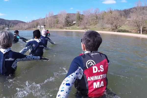 "Le longe-côte, ce n’est pas un sport de mamie ! " Véronique Bon anime la séance au cœur du lac du Causse (19).