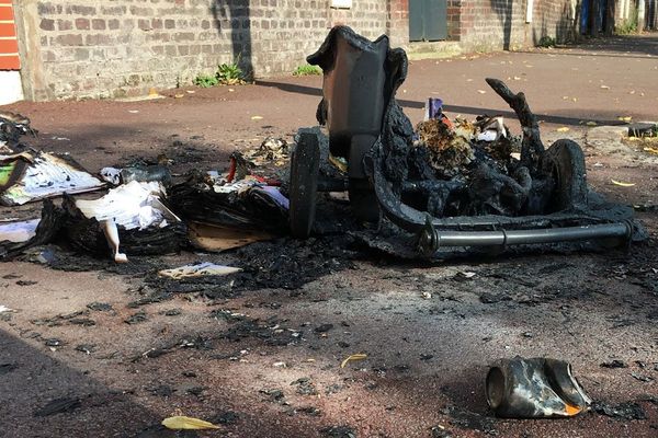 Conteneur à poubelle incendié dans une rue de Rouen (archives)