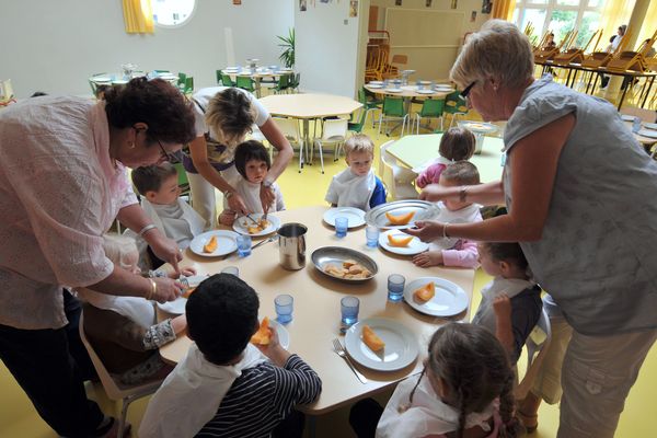 En France, six millions d’enfants prennent leurs repas à la cantine à midi, avec une moyenne de 140 repas par an par enfant.