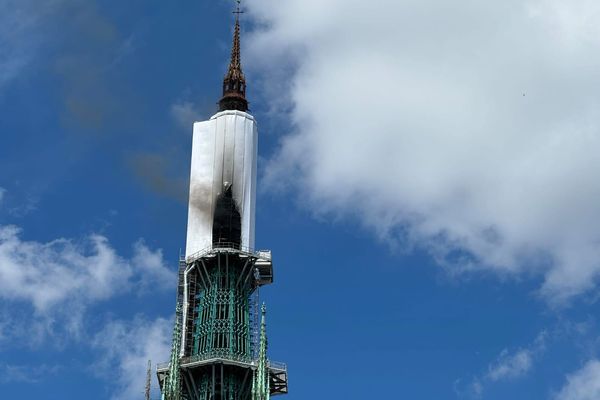 Un incendie a pris vers 12h au niveau de la flèche de la Cathédrale de Rouen. Le feu a pu être circonscrit en début d'après-midi