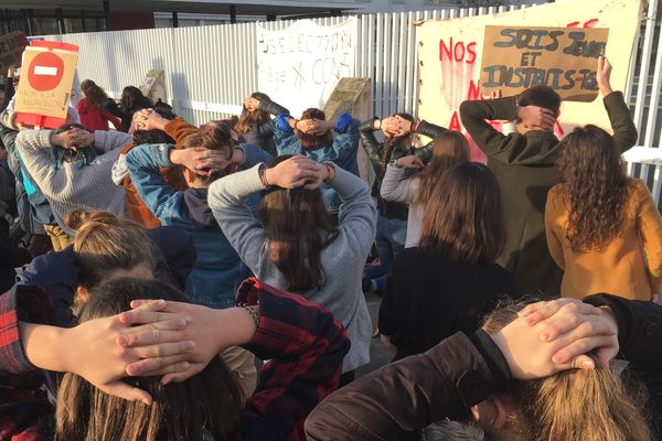 A Saint-Nazaire devant le lycée Aristide Briand, lundi 10 décembre.