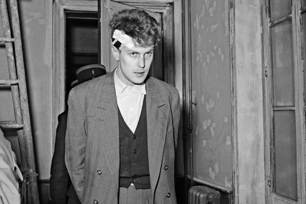 Jacques Fesch, 27 ans, fils de banquier, accusé d'avoir assommé un agent de change de la rue Vivienne le 25 février 1954 pour lui dérober 300 000 F et d'avoir tué un gardien de la paix, s'apprête à rencontrer le juge d'instruction le 4 mars 1954 à Paris. Il sera condamné puis guillotiné le 1 octobre 1957