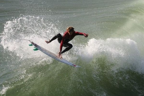 Imiter les grands surfeurs sur des jeux vidéo, prévoir sa session ou réserver des cours, les nouvelles technologies s'adaptent aux passionnés du surf qui n'ont pas tous la chance de vivre au bord de l'océan...