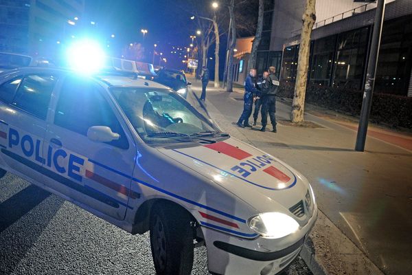 L'agent de police a été percuté et traîné sur 9 mètres environ, avant de parvenir à se réfugier dans un renfoncement du mur du garage souterrain. 