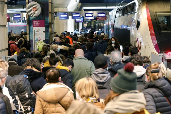 Des Parisiens quittant la capitale le 19 mars 2021 Gare Montparnasse.