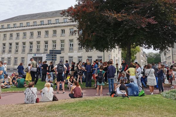 Une centaine de personne s'est rassemblée à Caen pour rendre hommage à Steve Maia Caniço, samedi 3 août 2019.