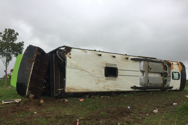 Le bus accidenté, ce dimanche 3 novembre sur l'A1, dans la Somme.