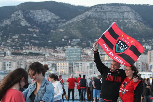 Le bateau des supporteurs en rade de Toulon avant le départ pour le match du RCT à Barcelone le 19 avril dernier.