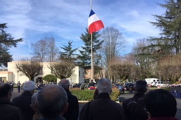 Plus d’une cinquantaine de civils sur place pour l’hommage au gendarme Arnaud Beltrame, à Pau.