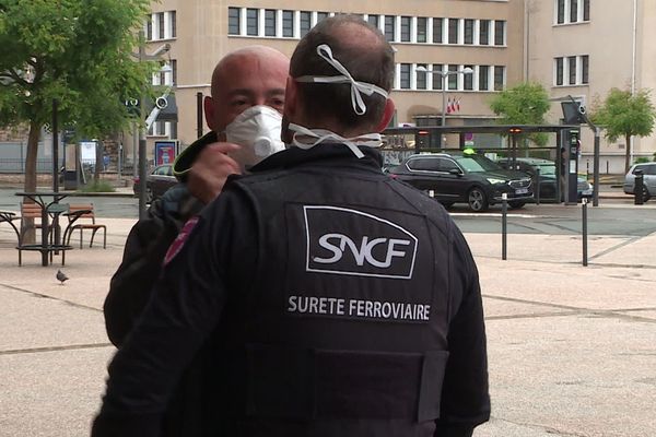 A l'entrée de la gare de Dijon, des agents font respecter le port du masque