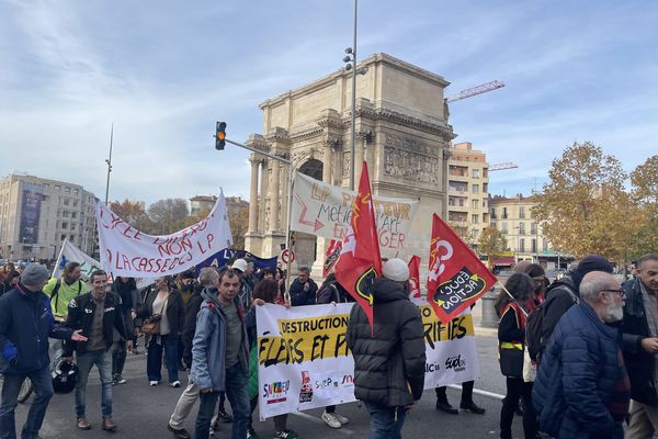 La manifestation a débuté à la porte d'Aix à Marseille.