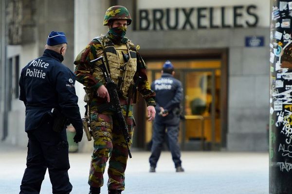 Des militaires belges mobilisés dans les rues de Bruxelles aux côtés de policiers.