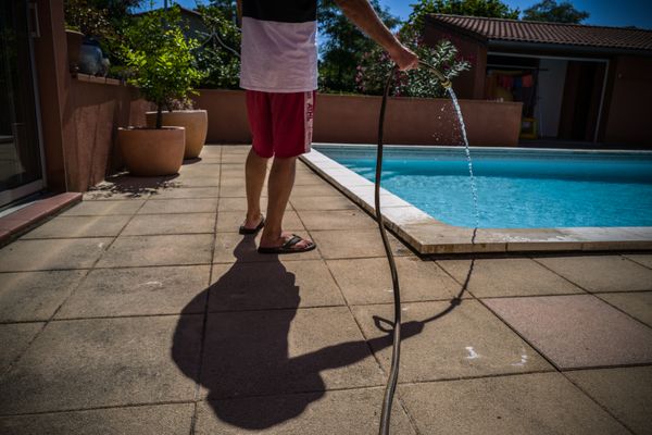 Il est interdit de remplir sa piscine en été en cas d'alerte lors des fortes chaleurs.