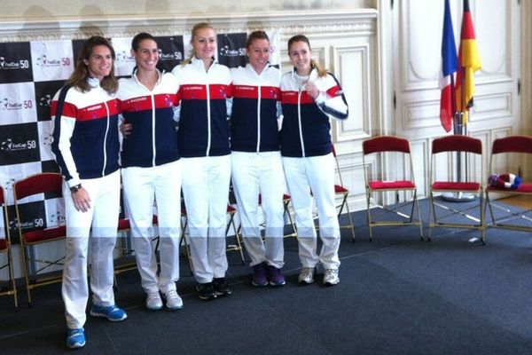 La selection française pour la Fed Cup ( avec Amélie Mauresmo, capitaine à gauche)