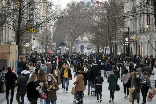 Lyon, le 6 février 2021 - Illustration de la fréquentation du centre-ville (ici rue de la République) en fin d'après midi avant le couvre-feu