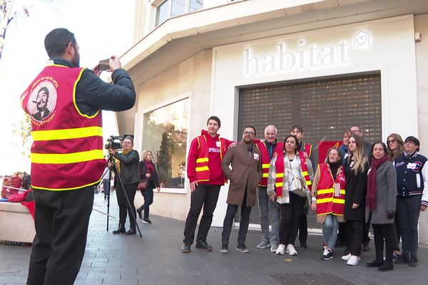 Les salariés grévistes du magasin Habitat manifestent devant l'enseigne,à Nice, ce 24 novembre 2023.