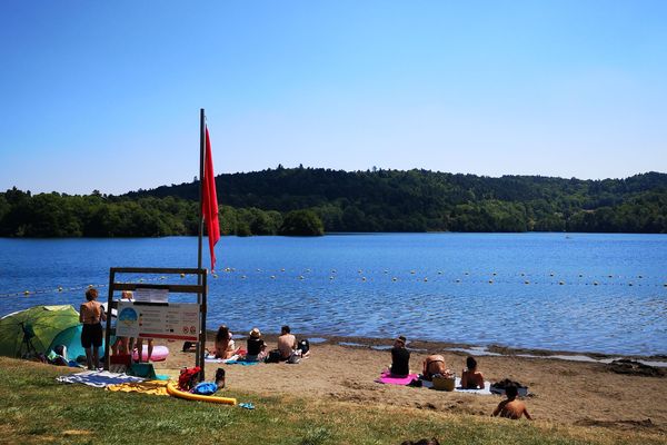 Les trois plages du lac des Fades peuvent à nouveau accueillir les baigneurs, tandis qu'à Aydat, les cyanobactéries sont toujours trop nombreuses pour permettre de piquer une tête.