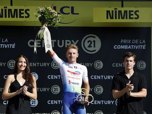 Élu meilleur combatif lors de la 16ᵉ étape du Tour de France, Thomas Gachignard soulève son trophée.