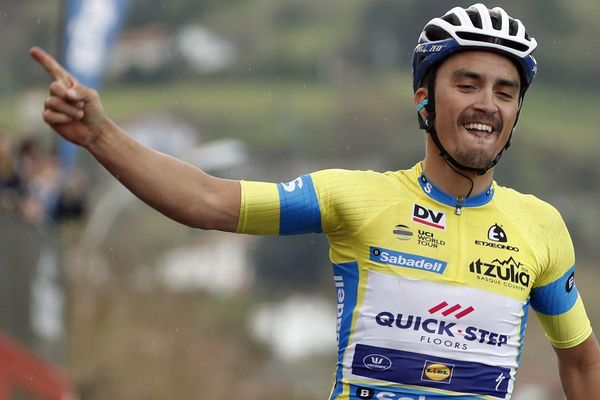 Le Montluçonnais Julian Alaphilippe (Quick-Step), déjà vainqueur lundi, a remporté mardi 3 avril la deuxième étape du Tour du Pays basque à Bermeo (Espagne). Il conforte ainsi son maillot de leader.