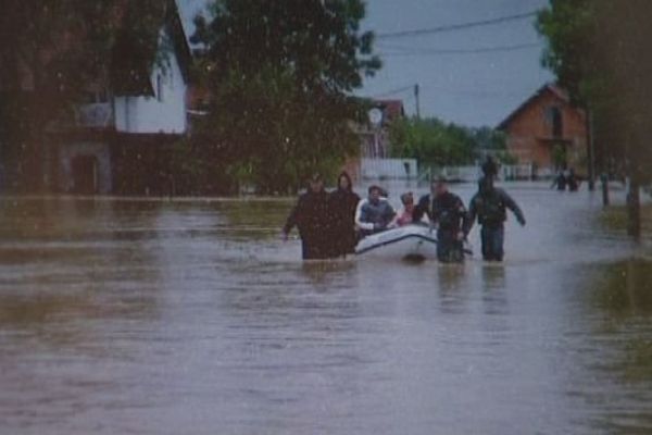 Dans les Balkans, les habitants sont évacués suite aux inondations