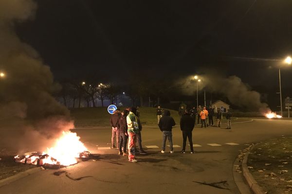 Les gens du voyage bloquent le rond-point d'Auxerrexpo, le 18 novembre 2021.