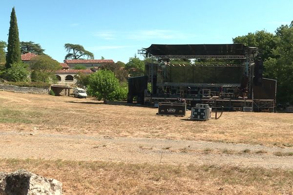 La scène de spectacle en cours de montage dans les jardins du mas Daudet