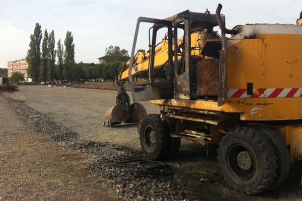 Voici l'un des engins de chantier incendié cette nuit dans le quartier de la Pépinière à Belfort.