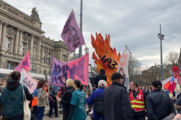 Plusieurs milliers de manifestants ont défilé dans les rues de Strasbourg et Mulhouse contre la réforme des retraites