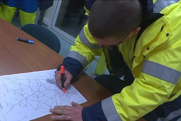 Ce matin 8 février 2018 : les agents du conseil départemental déterminent les points à traiter sur les 360 km du réseau prioritaire de la Haute-Vienne.