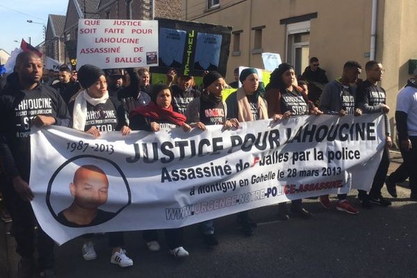 La banderole ouvrant le cortège de la marche blanche, qui porte l'inscription "Justice pour Lahoucine, assassiné de 5 balles par la police"? 