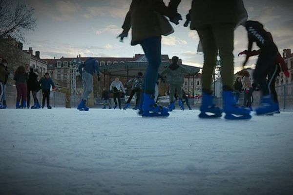 Clap de fin pour la patinoire des Lumières, dans le 8e arrondissement (archives). La patinoire de 250 m²  de glace fonctionne grâce à l’aide de dizaines de bénévoles qui s’investissent durant plusieurs semaines. (1600 heures de bénévolat en 2021)