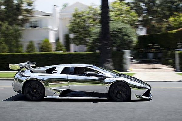 Une Lamborghini couleur chrome.