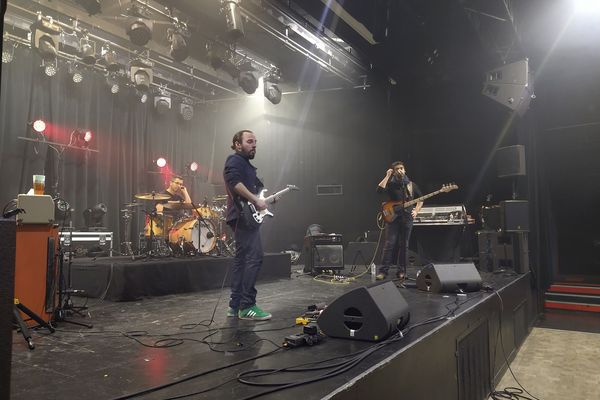 Le groupe Everest Maria pendant les balances avant le 1er concert "salle vide" à Limoges