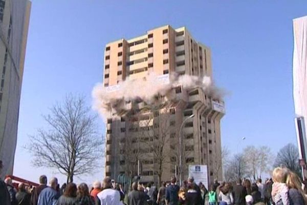 Démolition d'une tour dans le quartier des Résidences à Belfort, le 28 mars 2012