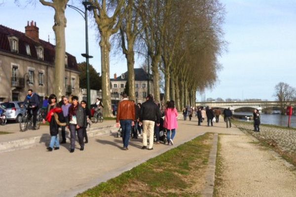 Des promeneurs sur les bords de Loire, à Orléans, le 8 mars 2015.