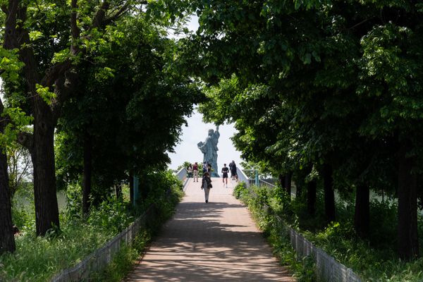 Vue de l'allée sur l'île aux Cygnes dans la XVème arrondissement de Paris.