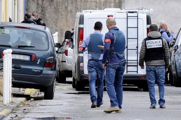 L'homme soupçonné d'avoir tué un douanier, d'en avoir blessé un autre ainsi qu'un policier, lundi à Toulon, était en cours de défèrement devant la justice ce mercredi en début d'après-midi.