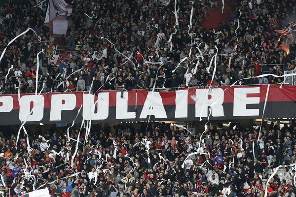 Des supporteurs de l'OGC Nice lors d'un match à l'Allianz Riviera.